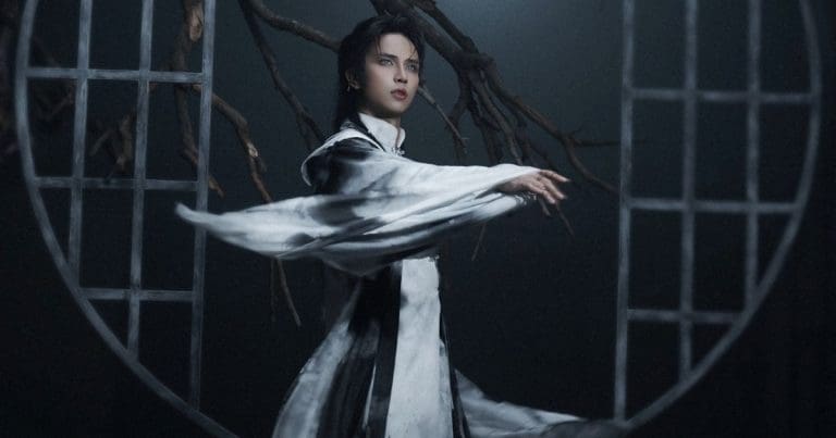 Neko Lê đánh úp fans với MV “Si” chỉ hai màu trắng đen ngay sau chuỗi concert “Anh trai vượt ngàn chông gai”