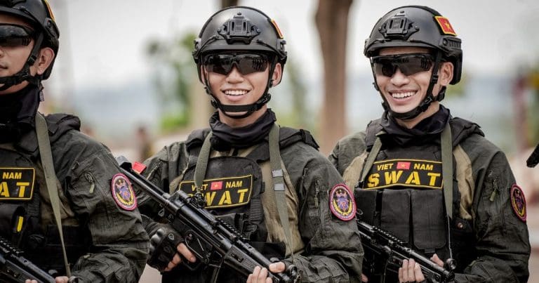 MONO tự hào nhận huy hiệu hoa điểm 10 tại “Chiến sĩ quả cảm”