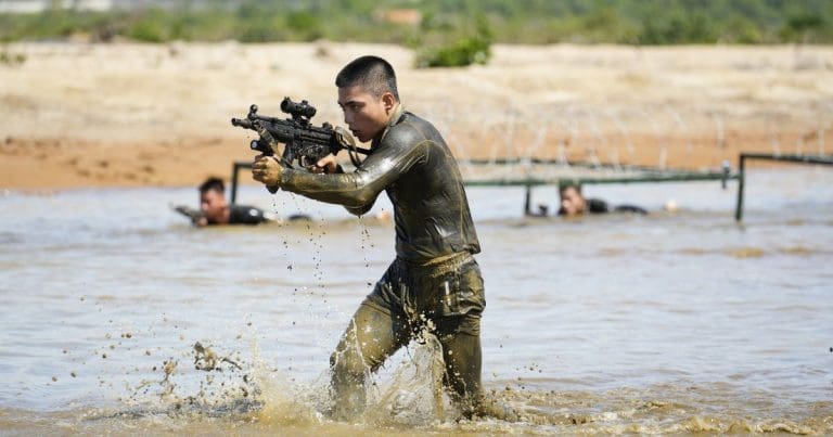 MONO “ẩn mình” dưới nước, vượt bùn lầy thoăn thoắt trong “Chiến sĩ quả cảm”