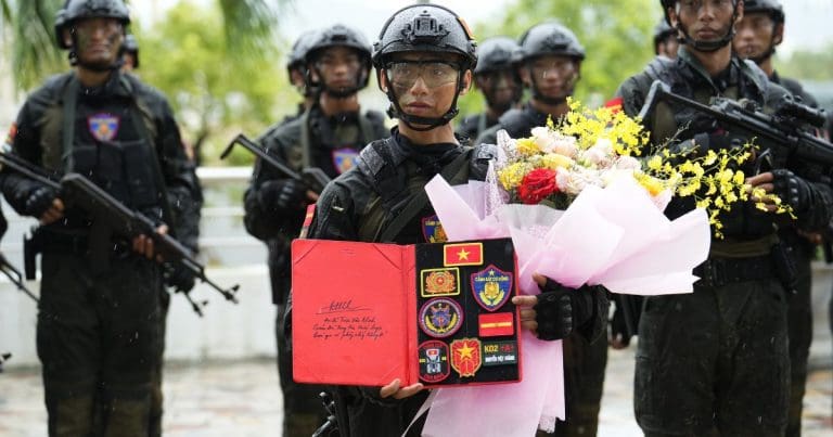 MONO nghẹn ngào trong ngày chia tay lực lượng Phòng chống khủng bố tại “Chiến sĩ quả cảm”